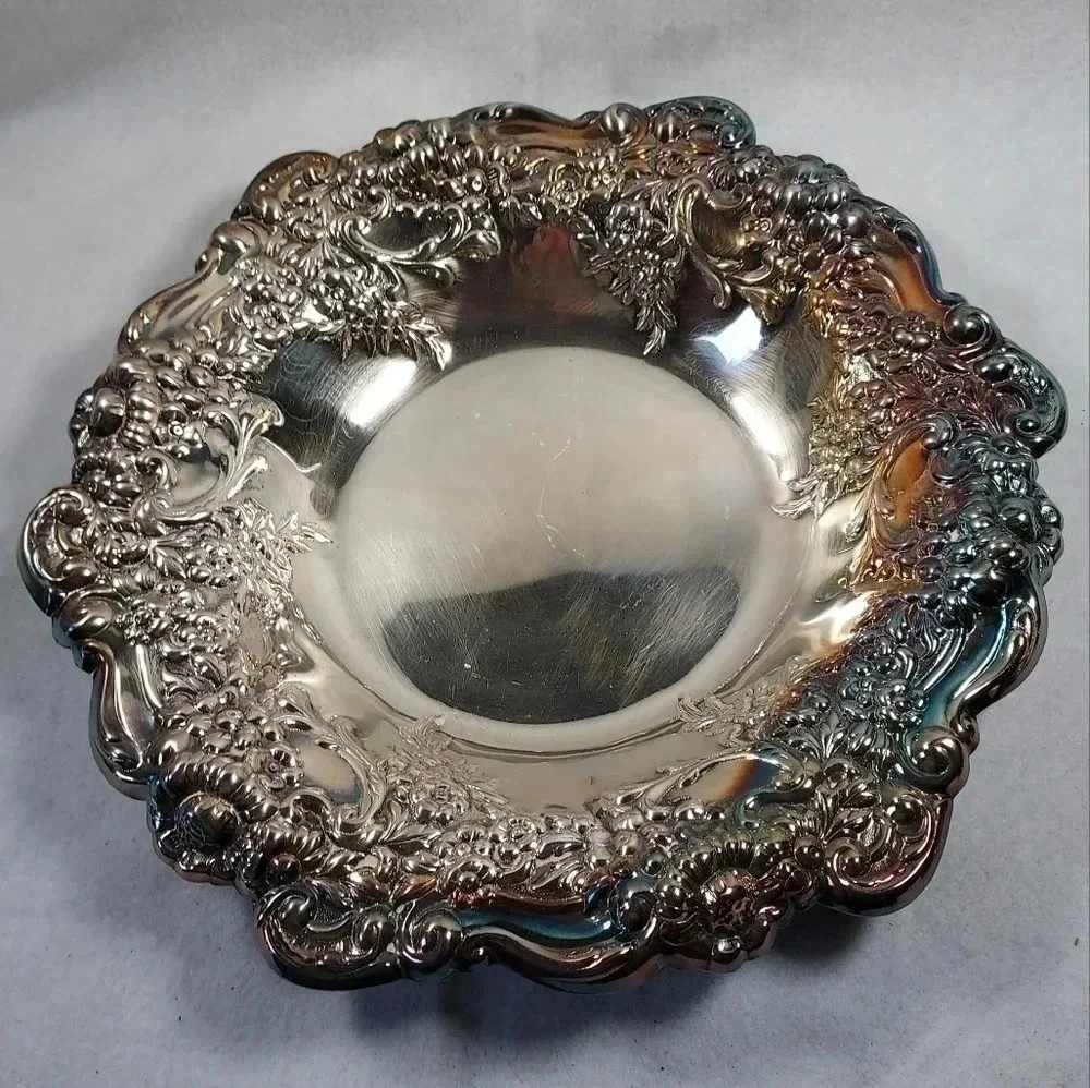 Oneida USA Round Silver Plate - Picture 1 of 7